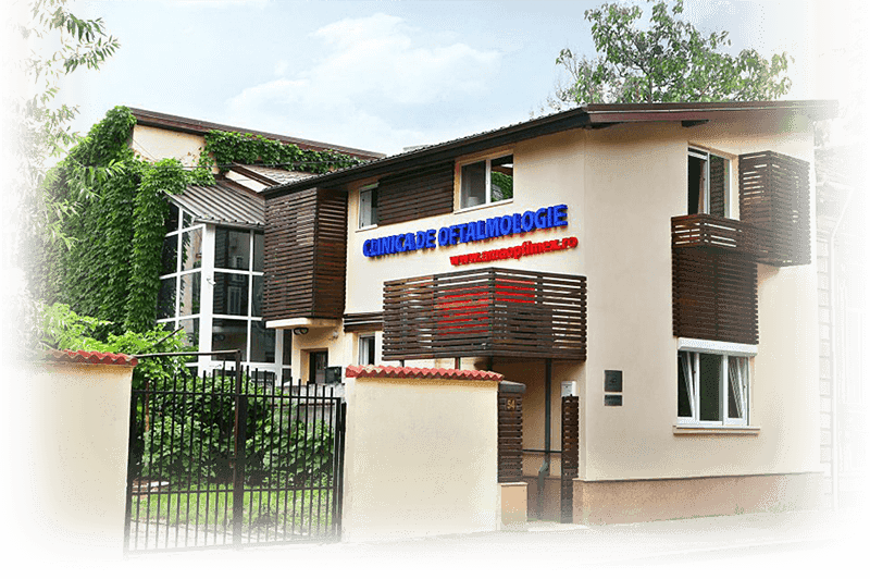 Clădirea Clinicii de Oftalmologie Ama Optimex, cu firma la intrare