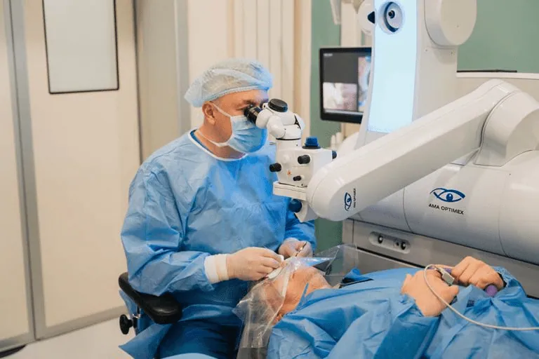 Dr. Andrei Filip operând în sala de intervenții a clinicii Ama Optimex