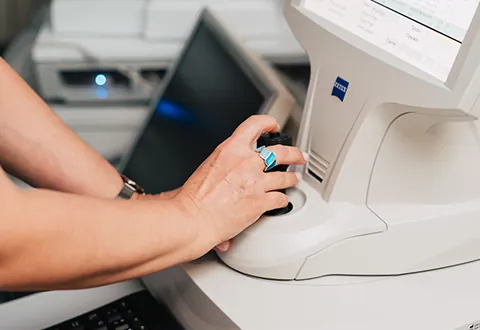 Investigație oftalmologică la un aparat de diagnostic Zeiss în clinica Ama Optimex