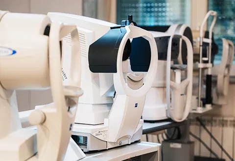 Aparatură modernă de diagnostic oftalmologic din dotarea clinicii Ama Optimex