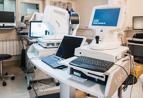 Cabinet de investigații oftalmologice al clinicii Ama Optimex, echipat cu aparatură de diagnostic