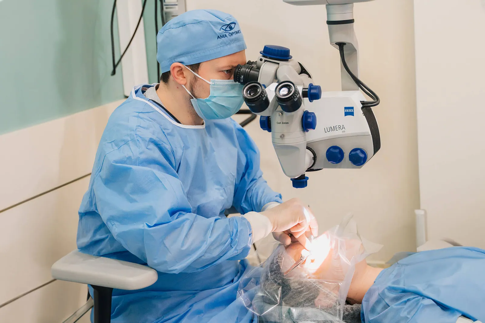 Medic chirurg oftalmolog efectuând operația de cataractă la microscopul operator