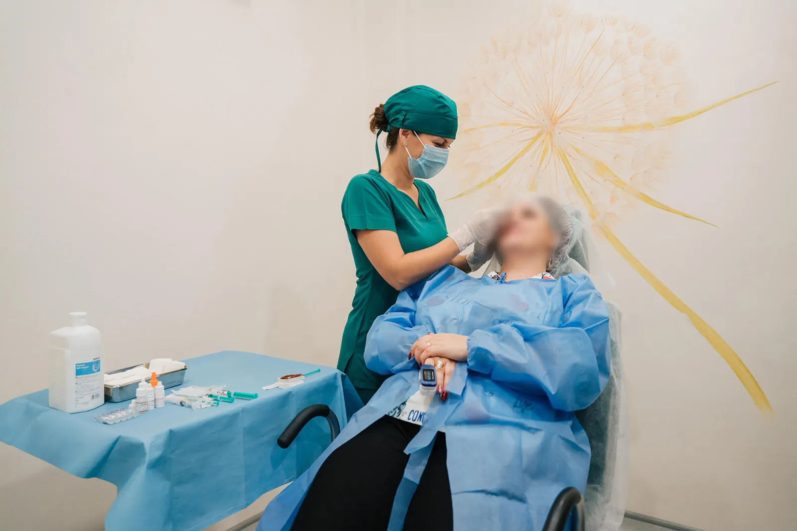 Pacientă pregătită de asistenta medicală înainte de operația de cataractă