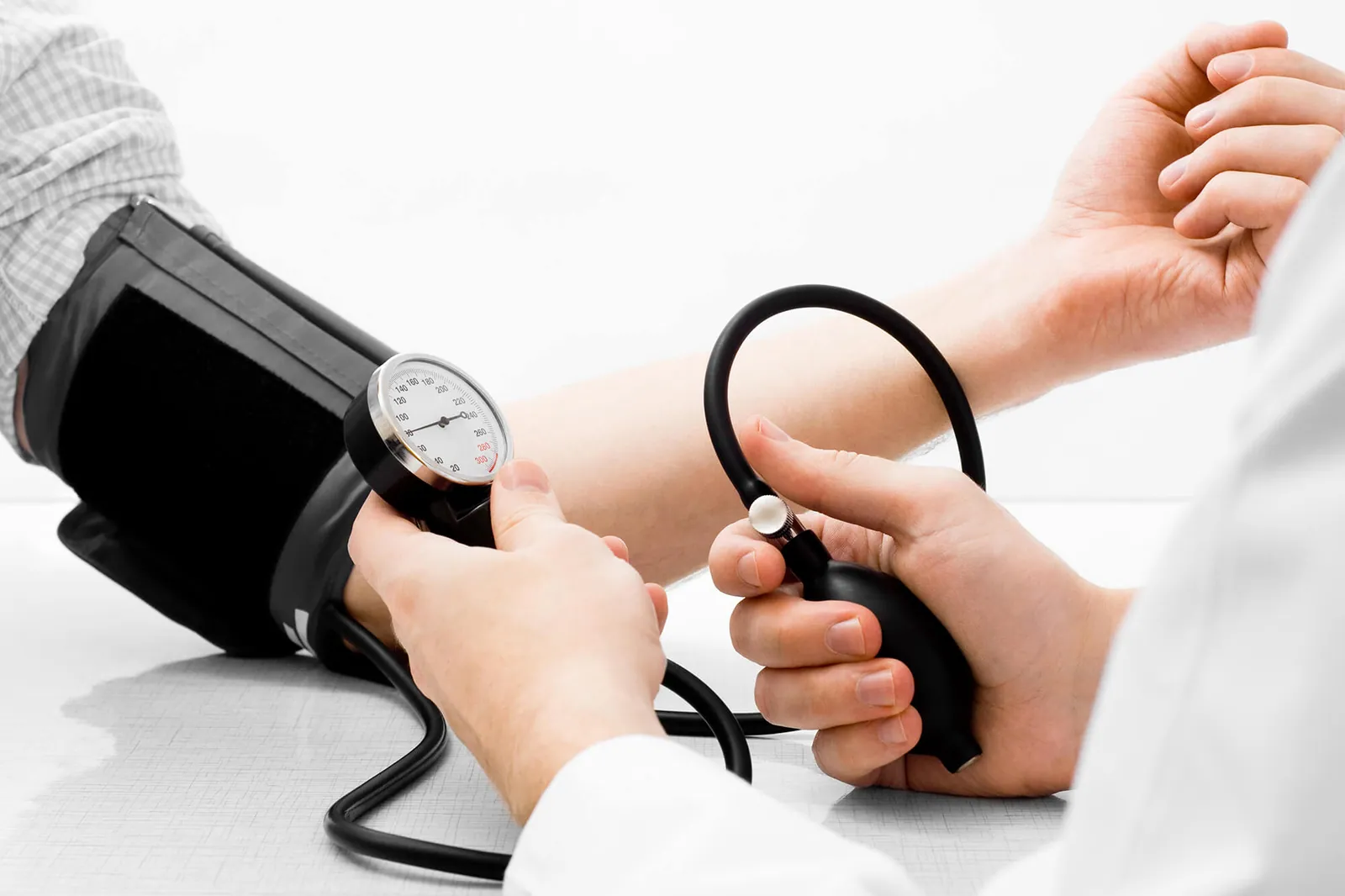 Măsurarea tensiunii arteriale — hipertensiunea, factor de risc pentru cataractă