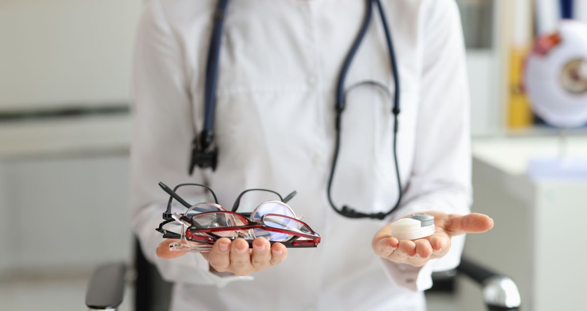 Medic tinand in maini ochelari de vedere si lentile de contact, doua optiuni de tratament pentru presbiopie